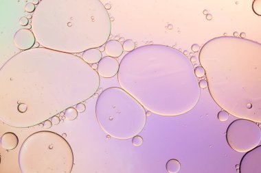 Suda yüzen yağ damlasının renkli bir sanatçısı. Arkaplan için Pastel renk kabarcığı.