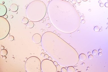 Suda yüzen yağ damlasının renkli bir sanatçısı. Arkaplan için Pastel renk kabarcığı.