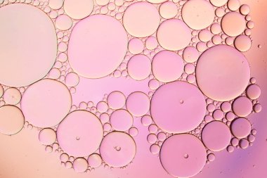 Suda yüzen yağ damlasının renkli bir sanatçısı. Arkaplan için Pastel renk kabarcığı.