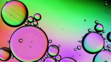 Petrol baloncuklarının üst görünümü. Yağ yüzeyi çok renkli arka plan. Renkli kabarcıklardan oluşan fantastik bir yapı. Suda yüzen yağ damlasının renkli sanatsal görüntüsü.