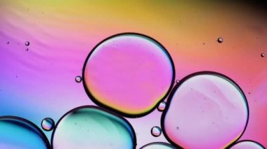 Petrol baloncuklarının üst görünümü. Yağ yüzeyi çok renkli arka plan. Renkli kabarcıklardan oluşan fantastik bir yapı. Suda yüzen yağ damlasının renkli sanatsal görüntüsü.