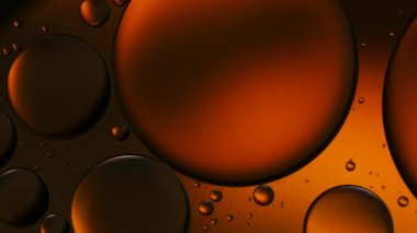 Suyun üzerinde yüzen yağ damlasının renkli sanatçısı.