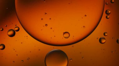 Suyun üzerinde yüzen yağ damlasının renkli sanatçısı.