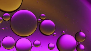 Suyun üzerinde yüzen yağ damlasının renkli sanatçısı.