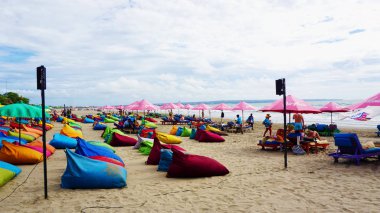 Turistlerin Seminyak Sahili, Bali, Endonezya - 07 Ocak 2020.