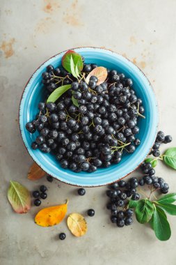 Aronia kase yaprakları ile