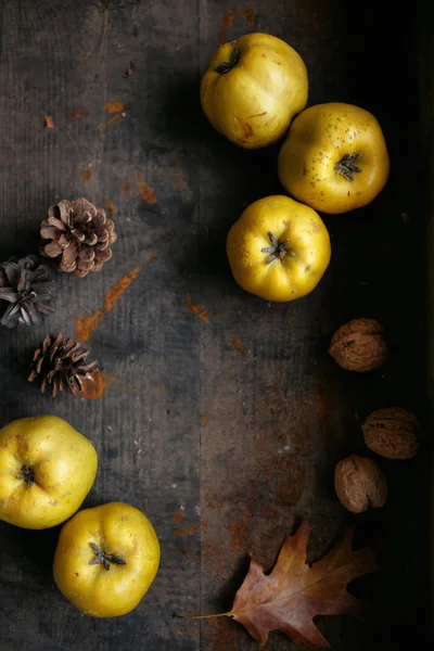 Outono ainda vida com marmelos — Fotografia de Stock