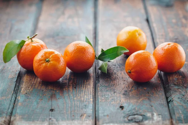 Färsk klementiner med blad — Stockfoto