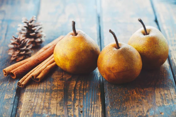 Winter peren op tafel — Stockfoto