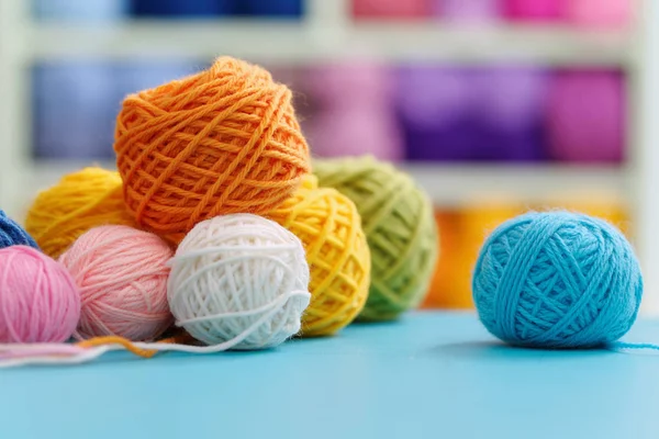 Bolas coloridas de lã na mesa — Fotografia de Stock
