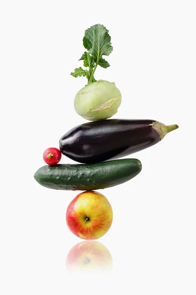 Groenten en fruit in de stapel gerangschikt — Stockfoto