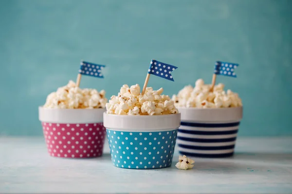 Hausgemachtes Popcorn mit Fahne — Stockfoto