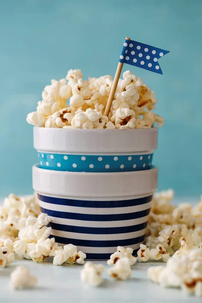 Hausgemachtes Popcorn mit Fahne — Stockfoto