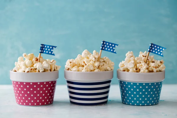 Hausgemachtes Popcorn mit Fahne — Stockfoto