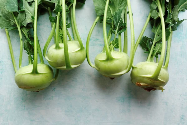 Koolrabi met groene bladeren — Stockfoto