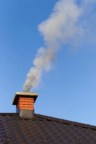 Humo de chimenea de ladrillo —  Fotos de Stock