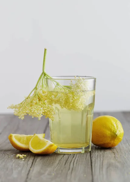 Elderflowers χυμό με τα λεμόνια — Φωτογραφία Αρχείου