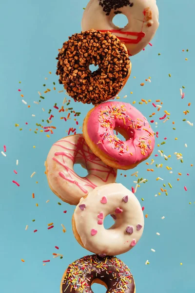 Verschiedene süße Donuts — Stockfoto