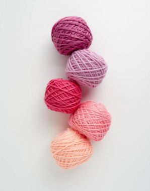 Örgü iplik topları pembe tonda. 