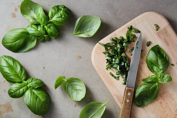 Foglie di basilico appena tritate . — Foto Stock