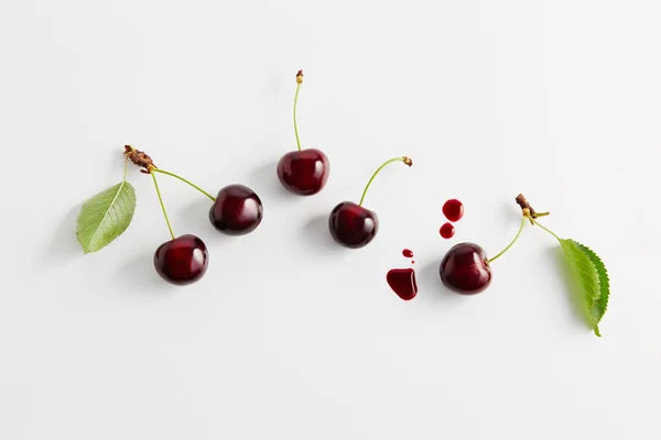 Bando de cerejas frescas com folhas — Fotografia de Stock