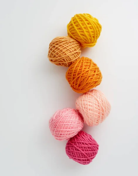 В'язання кульок пряжі в рожево-жовтому тоні . — стокове фото
