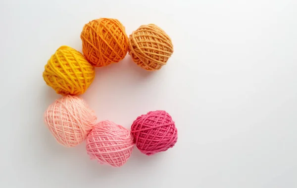 Balles de fils à tricoter rose et jaune . — Photo