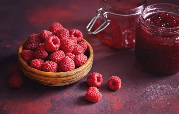 Himbeeren in Holzschale — Stockfoto