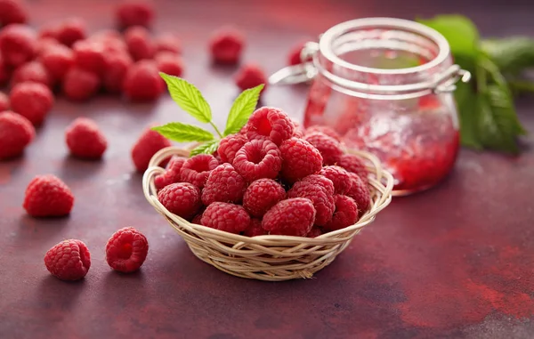 Frambuesas con hojas y frasco — Foto de Stock