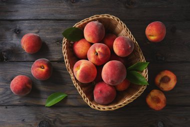 sepet dolusu taze şeftali