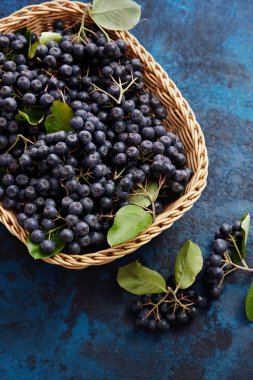 Aronia meyveleri sepeti