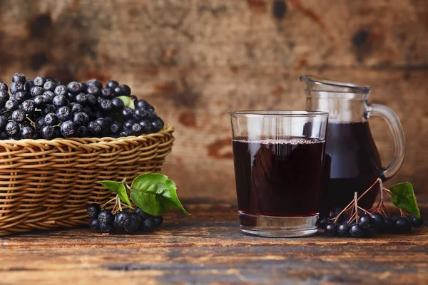 Bacche di aronia e succo — Foto Stock