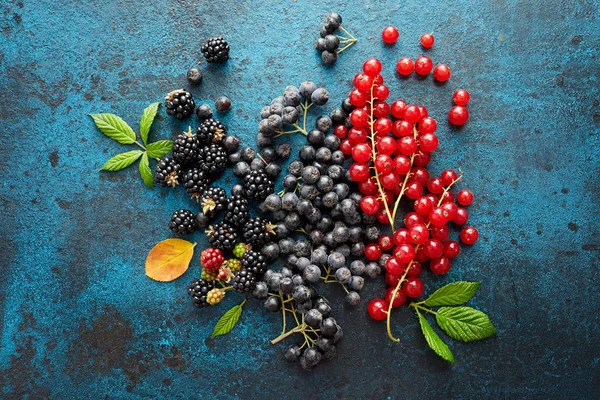 Fresh berries with leaves — Stock Photo, Image