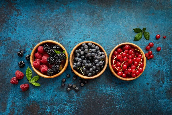 Berry segar dengan daun — Stok Foto