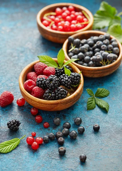 Fresh berries with leaves — Stock Photo, Image