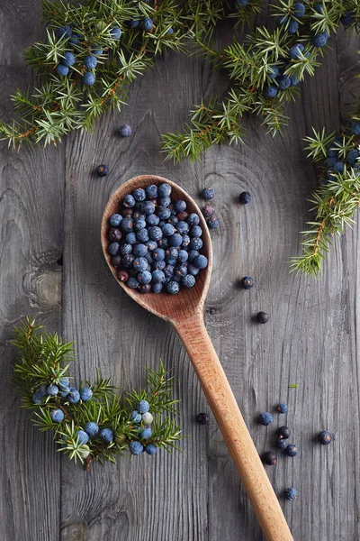 Ardıç meyveleri kaşıkla