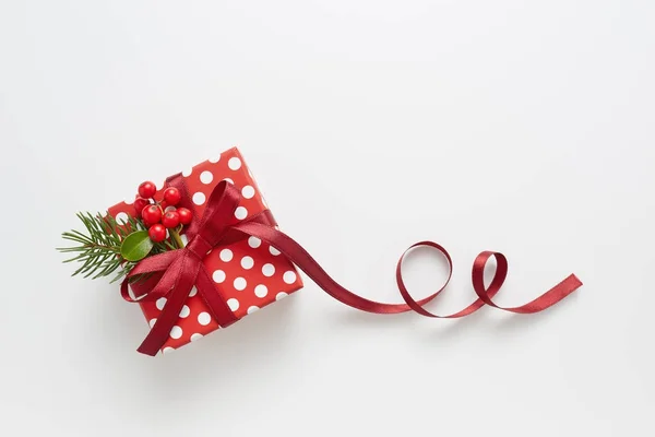 Christmas Present verpakt in rood papier — Stockfoto