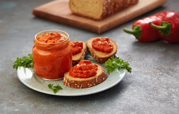 Ajvar ピーマンのムース 瓶の中とパンのスライスに Ajvar 赤ピーマン タマネギ ニンニクのおいしい料理 — ストック写真