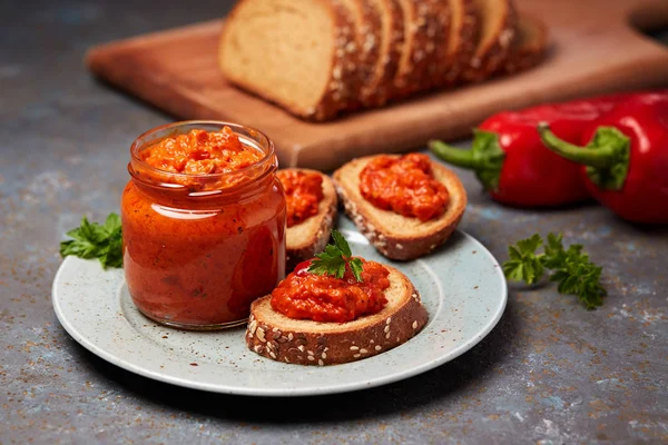 Ajvar ピーマンのムース 瓶の中とパンのスライスに Ajvar 赤ピーマン タマネギ ニンニクのおいしい料理 — ストック写真