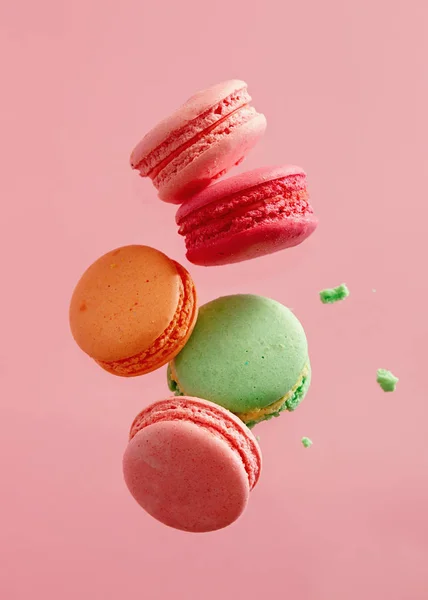 Zoete Franse Macarons Roze Achtergrond — Stockfoto