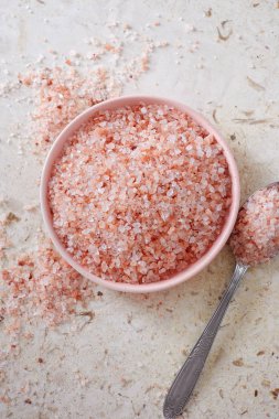 Pembe Himalaya tuz mermer yüzeyindeki küçük pembe kase.