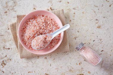 Pembe Himalaya tuz mermer yüzeyindeki küçük pembe kase.