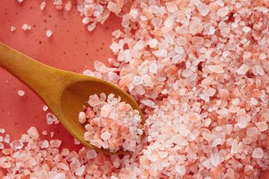  Himalaya tuz kaşık içinde pembe. Pembe Himalaya tuz dolu kaşık tuz kristal üzerinde yukarıdan. 