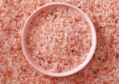 Himalaya tuz küçük pembe kase pembe. Küçük bir pembe kase tuz kristalleri tam.