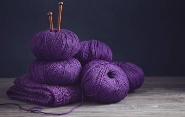 Mor Merinos yün masada yakın çekim topları. 