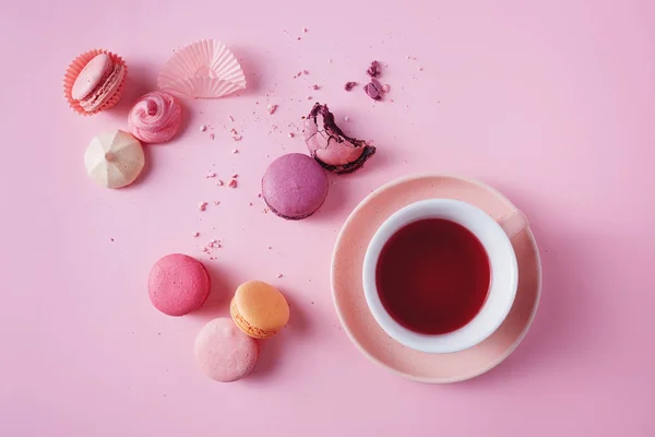 Macaron Meringhe Dolci Francesi Con Tazza Caffè Sfondo Rosa — Foto Stock