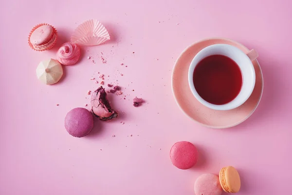 Macaron Meringhe Dolci Francesi Con Tazza Caffè Sfondo Rosa — Foto Stock