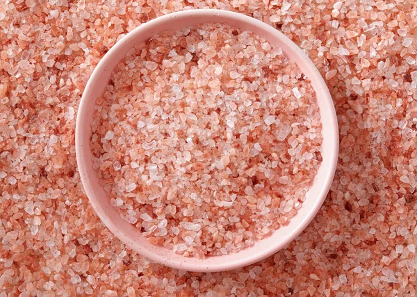Růžová Himálajská Sůl Malé Růžové Misky Malé Růžové Misky Plné — Stock fotografie