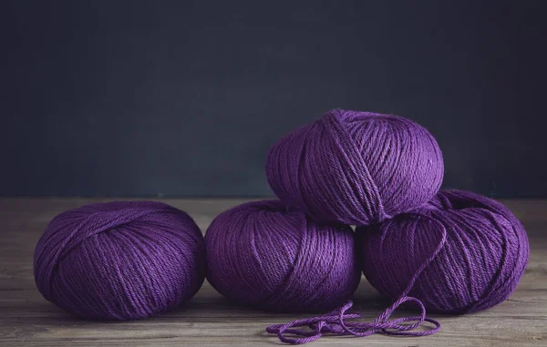 紫色美利奴羊毛桌上的近球 — 图库照片