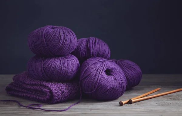 紫色美利奴羊毛桌上的近球 — 图库照片